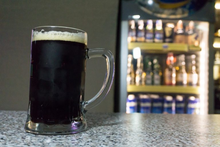 Le frigo bar 3 portes : le stockage idéal pour vos boissons