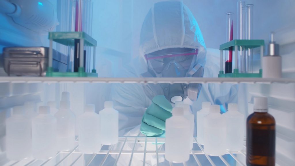Conservation des échantillons dans un frigo médical