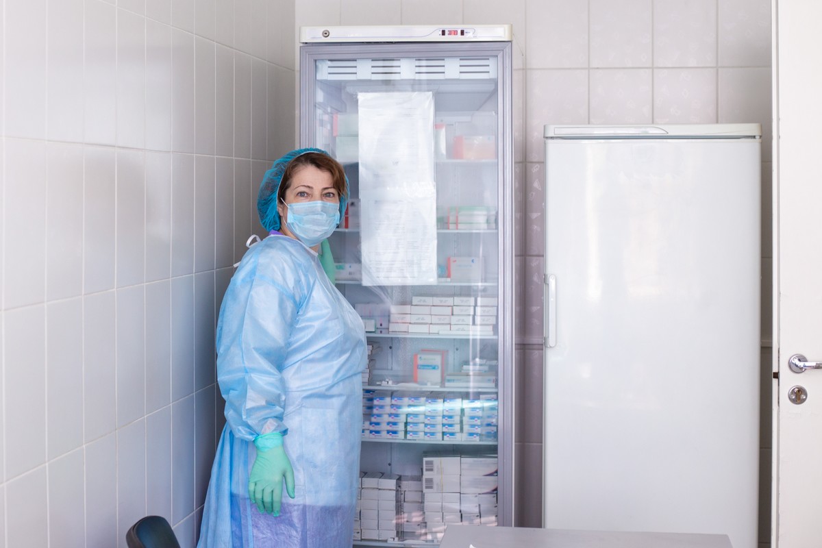 Réfrigérateur médical avec portes vitrées